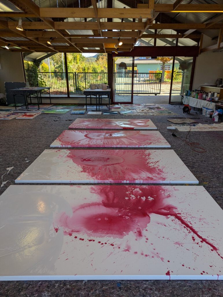 Abstrakte Malerei im Prozess
Identifikation durch Gestaltung